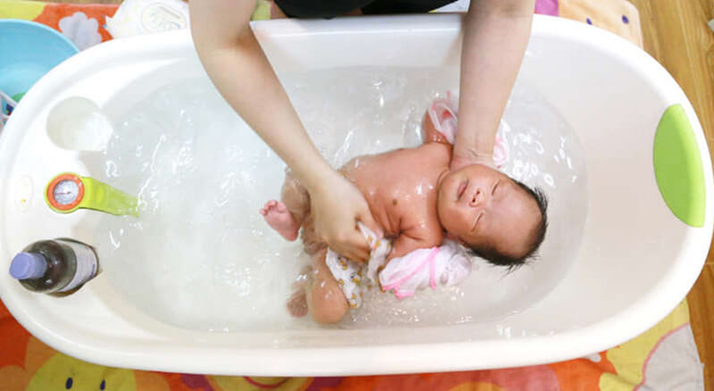 Hướng dẫn quy trình tắm cho trẻ sơ sinh đúng cách